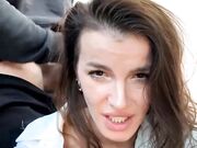 Succhia il cazzo in un parcheggio