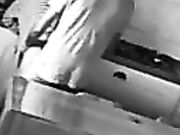 Telecamera nascosta italiana tradisce in cucina