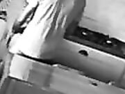 Telecamera nascosta italiana tradisce in cucina