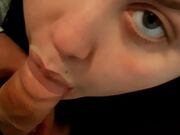 La mia puttana dagli occhi azzurri lo prende in gola