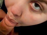 La mia puttana dagli occhi azzurri lo prende in gola