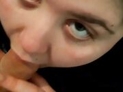 La mia puttana dagli occhi azzurri lo prende in gola