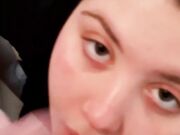 La mia puttana dagli occhi azzurri lo prende in gola