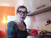 Alla nonna piace prenderlo in culo dall'idraulico