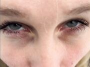 mi supplica di farglielo succhiare in mezzo alla neve