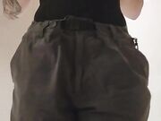 Ragazza italiana si masturba nel bagno in aeroporto