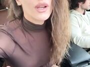 Aspetta c'è una macchina poi te lo succhio