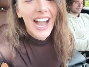 Aspetta c'è una macchina poi te lo succhio