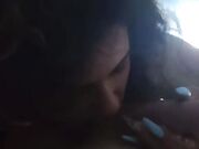 La puttana lo succhia come se fosse timida