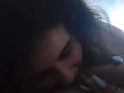 La puttana lo succhia come se fosse timida