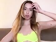 Spogliarello biondina fica italiana con tettine