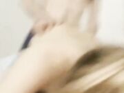 Troia di Milano fa le corna al fidanzato