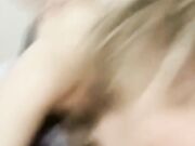 Troia di Milano fa le corna al fidanzato