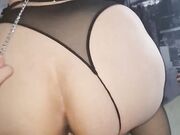 Culona scopata al guinzaglio con perizoma di lato