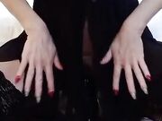 Squirta masturbandosi con cazzo enorme