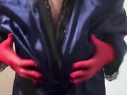 Vuoi toccare queste enormi tettone