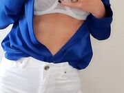 Sexy segretaria strip nel bagno dell'ufficio