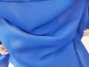 Sexy segretaria strip nel bagno dell'ufficio