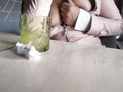 Moglie esce le tette al ristorante