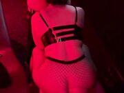 Moglie italiana lo succhia a sconosciuto al club privè