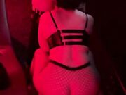 Moglie italiana lo succhia a sconosciuto al club privè