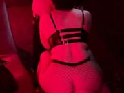 Moglie italiana lo succhia a sconosciuto al club privè