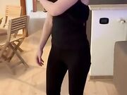 Strip moglie che si f un ditalino sul divano