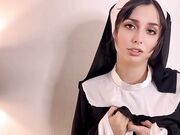 Suora blasfema vuole solo essere scopata e sborrata