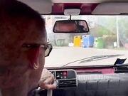 Mi faccio spompinare in auto da una gran troia