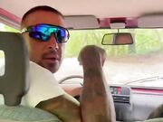 Mi faccio spompinare in auto da una gran troia