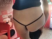 Moglie nel camerino del sexy shop