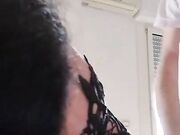 Moglie a pecorina con schizzata in bocca