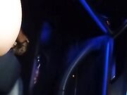 Moglie in macchina ditalino notturno