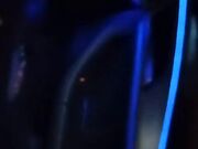 Moglie in macchina ditalino notturno