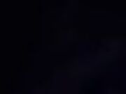 Moglie in macchina ditalino notturno