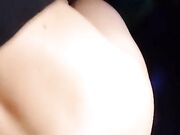 Moglie in macchina ditalino notturno