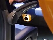 Moglie esibizionista cosce in treno senza slip