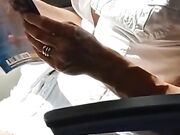 Moglie esibizionista cosce in treno senza slip