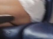 Moglie esibizionista cosce in treno senza slip