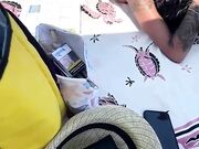 Moglie italiana in topless si masturba in spiaggia