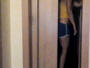 La moglie si è tolta le mutandine e ha scosso il culo