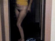 La moglie si è tolta le mutandine e ha scosso il culo