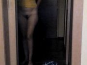 La moglie si è tolta le mutandine e ha scosso il culo