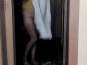 La moglie si è tolta le mutandine e ha scosso il culo