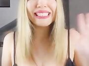 Biondina famosa diretta social