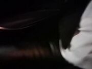 Fa la troia con amico in auto al telefono col cornuto