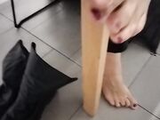 Segretaria in ufficio mostra i piedi