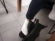 Segretaria in ufficio mostra i piedi