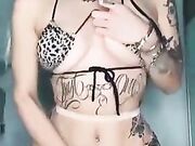 Bionda tatuata si impala con dildo nero enorme