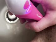 Diciottenne si masturba col dildo